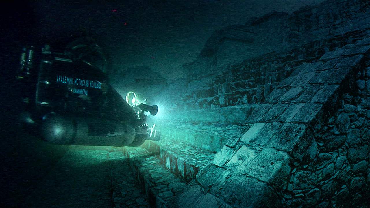 Какое сооружение стоит на дне моря. Подводные пирамиды Йонагуни Япония. Йонагуни подводный город. Подводная пирамида в Бермудском треугольнике. Подводные руины Йонагуни.